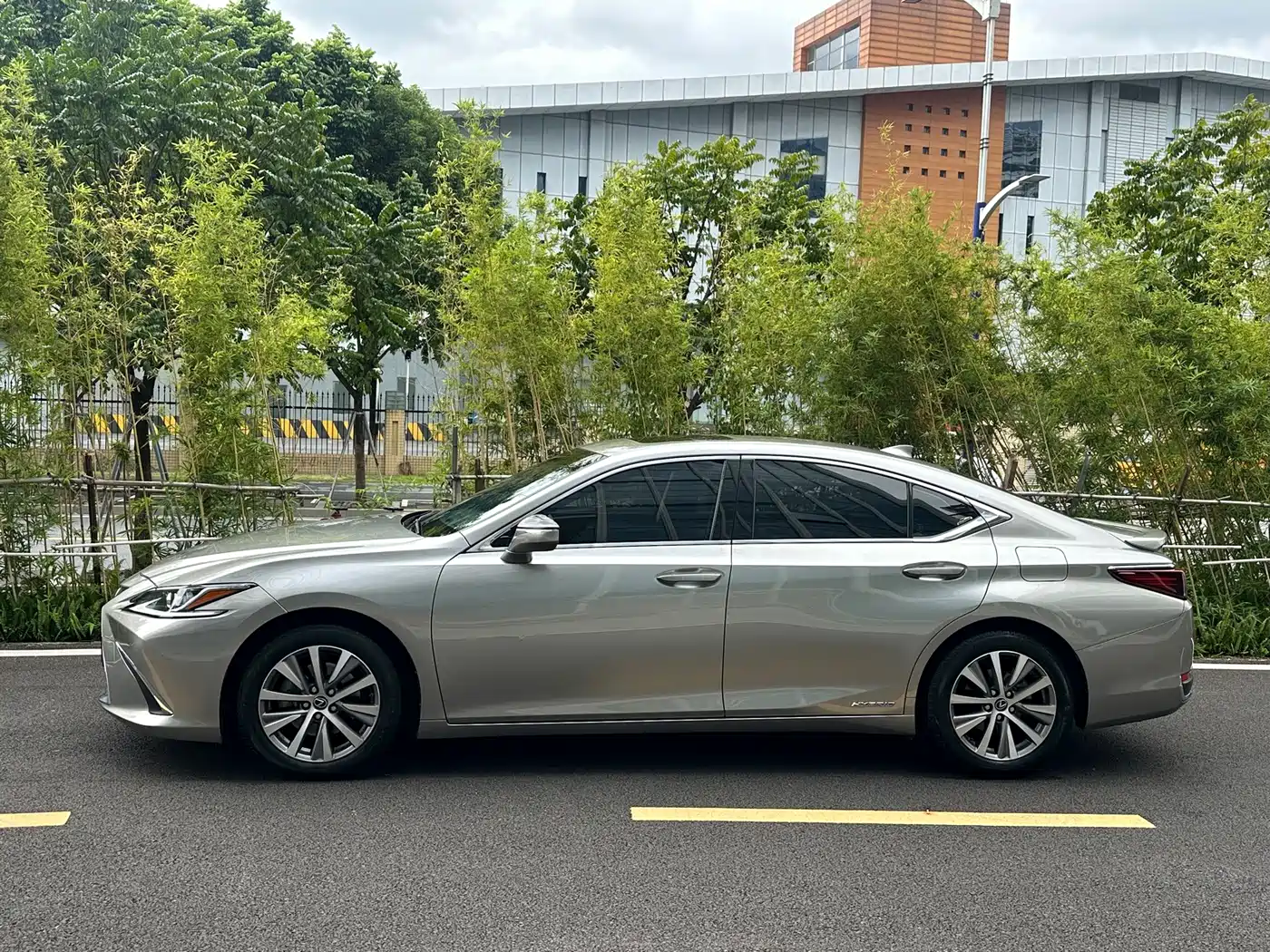 Photo 3 - Lexus ES