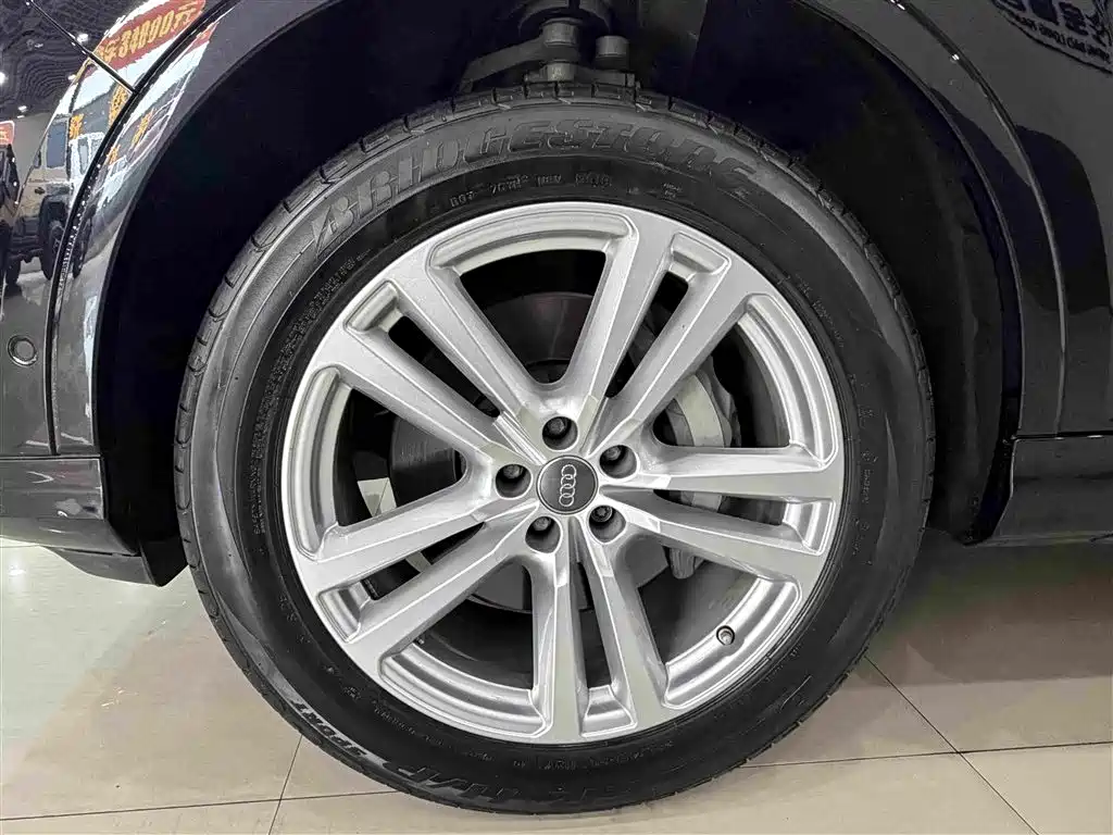 Фото 13 - Audi Q7