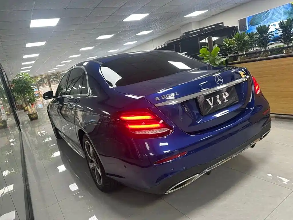 Фото 3 - Mercedes-Benz E-Class
