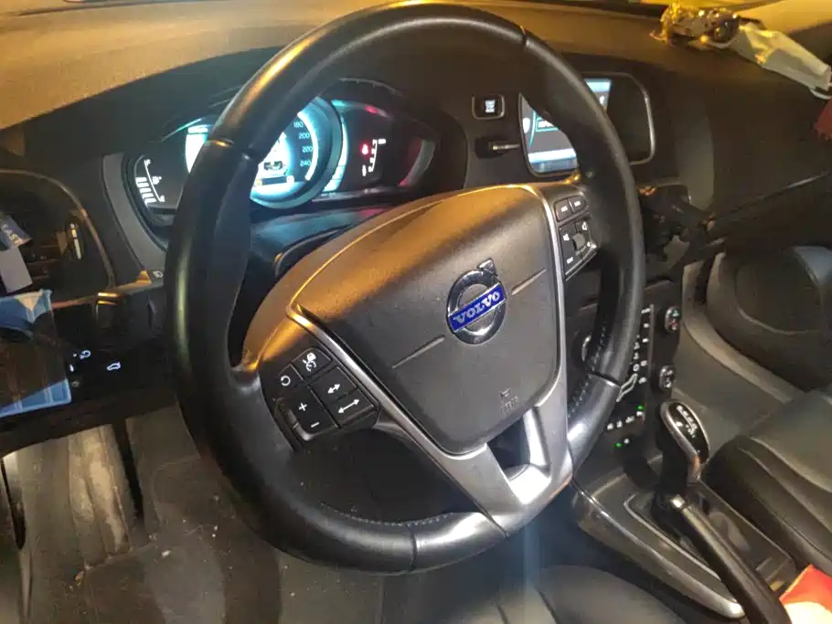 Фото 12 - Volvo V40
