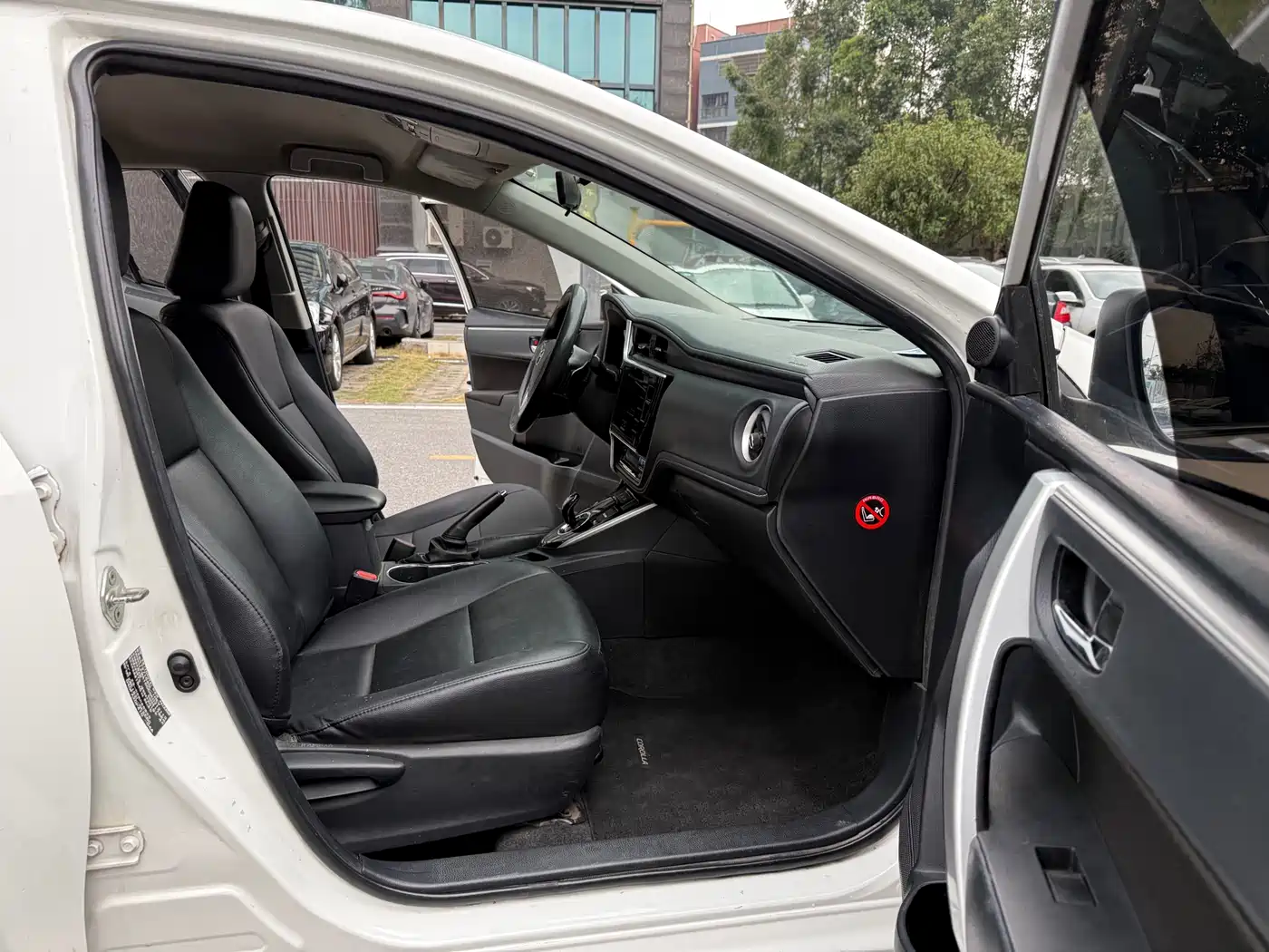 Toyota Corolla 2017 Facelift Hybrid 1.8L E-CVT Pioneer Edition фото 10