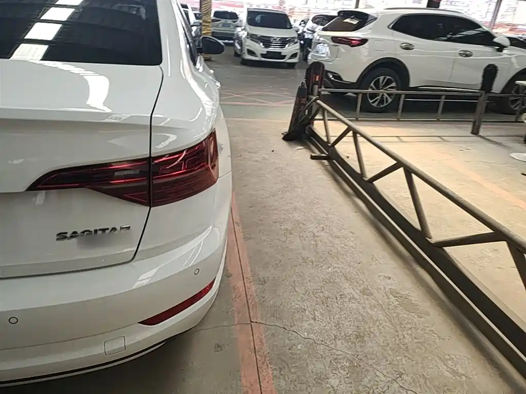 VOLKSWAGEN SAGITAR