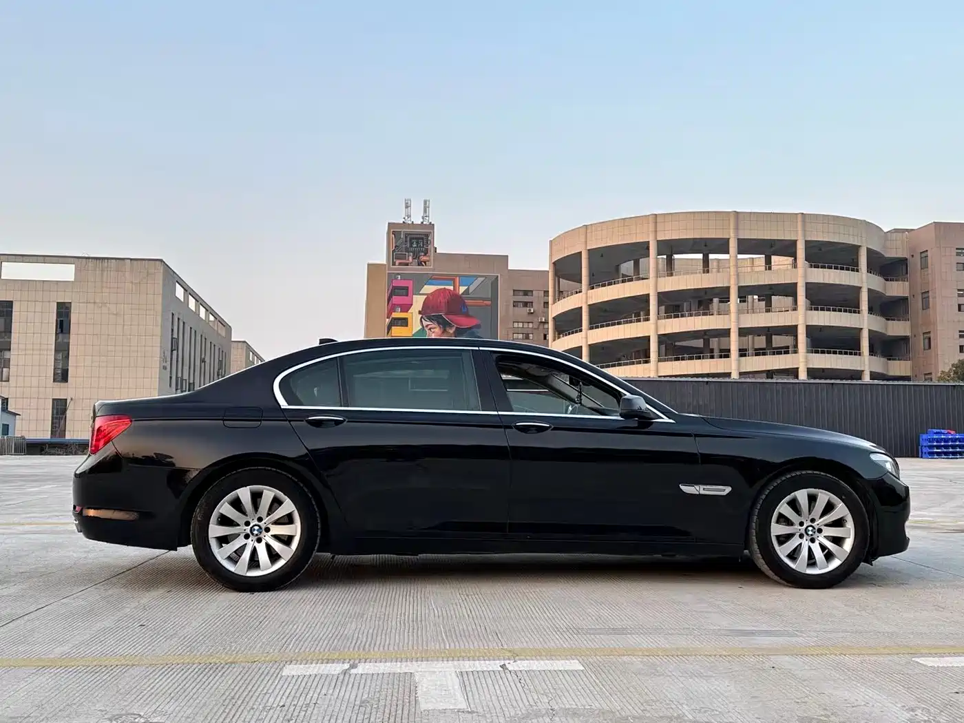BMW 7 Series 2009 Model 740Li Leading Edition фото 3