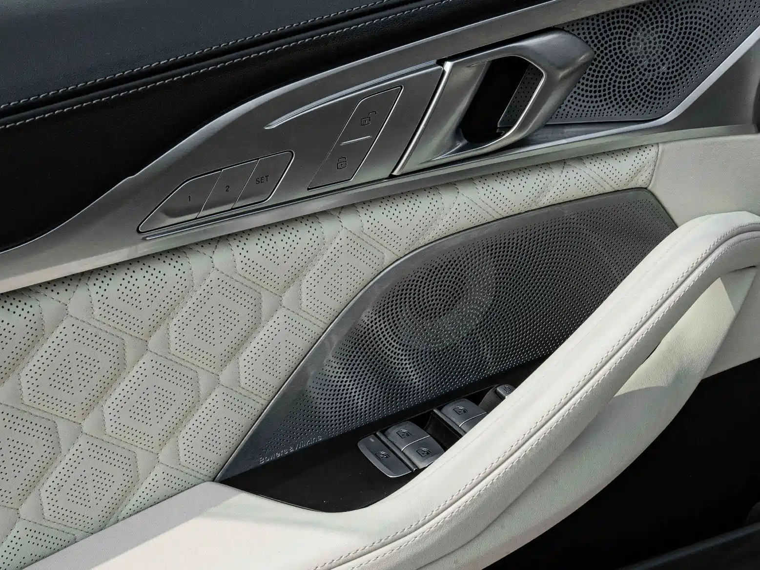 Photo 19 - BMW M8