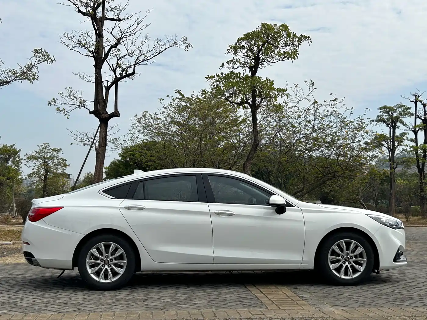 Hongqi H5 2020 1.8T Automatic Smart Connection Qi Smooth Edition фото 19
