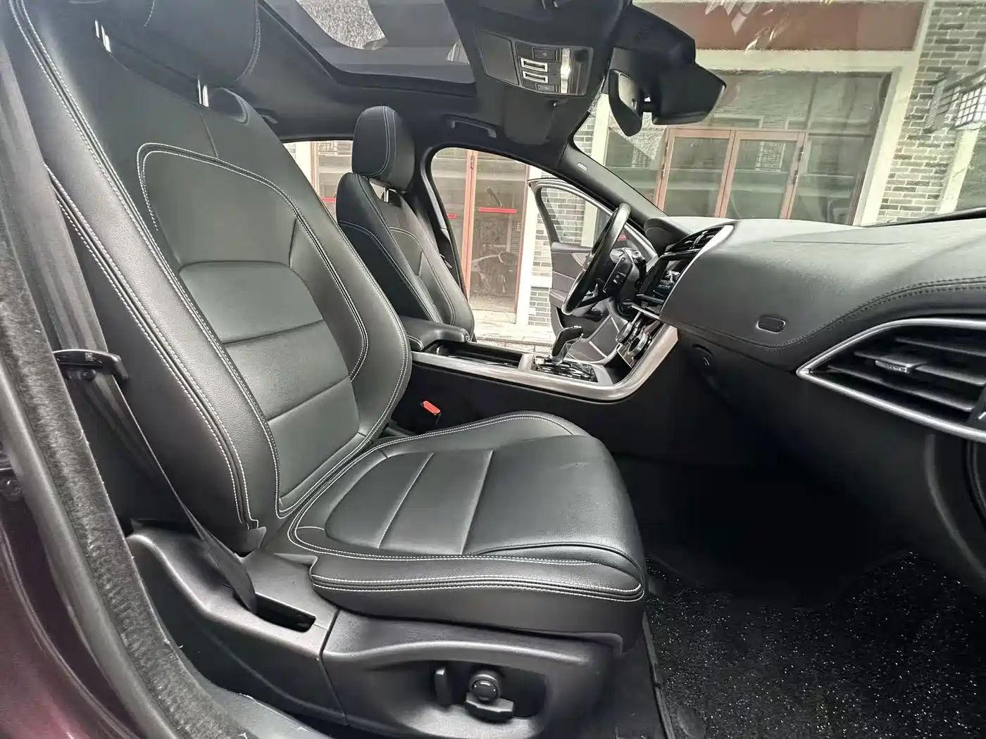 Photo 10 - Jaguar XEL
