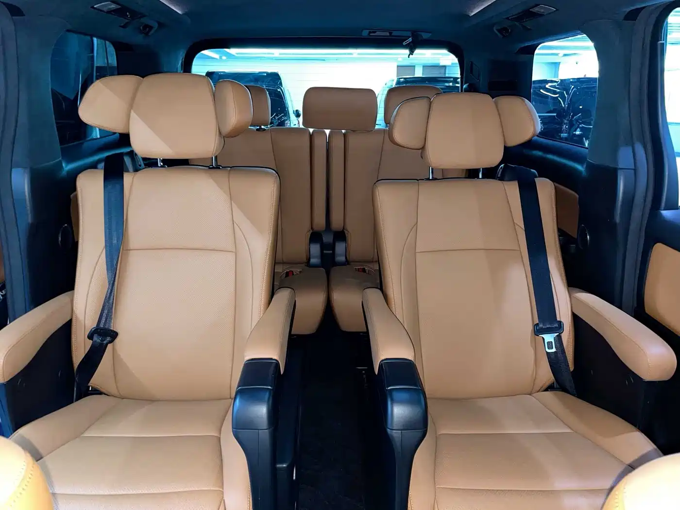 Toyota Alphard фото 8