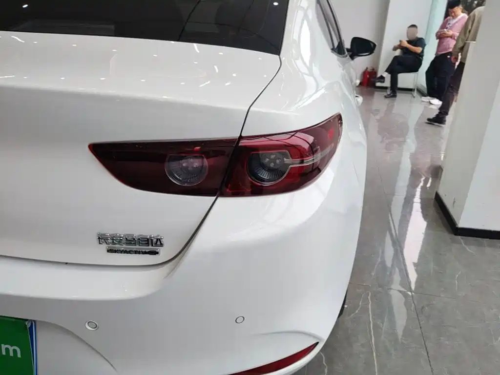 صورة 8 - Mazda Mazda 3