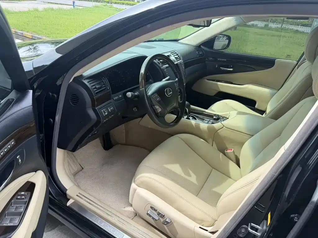 Фото 4 - Lexus LS