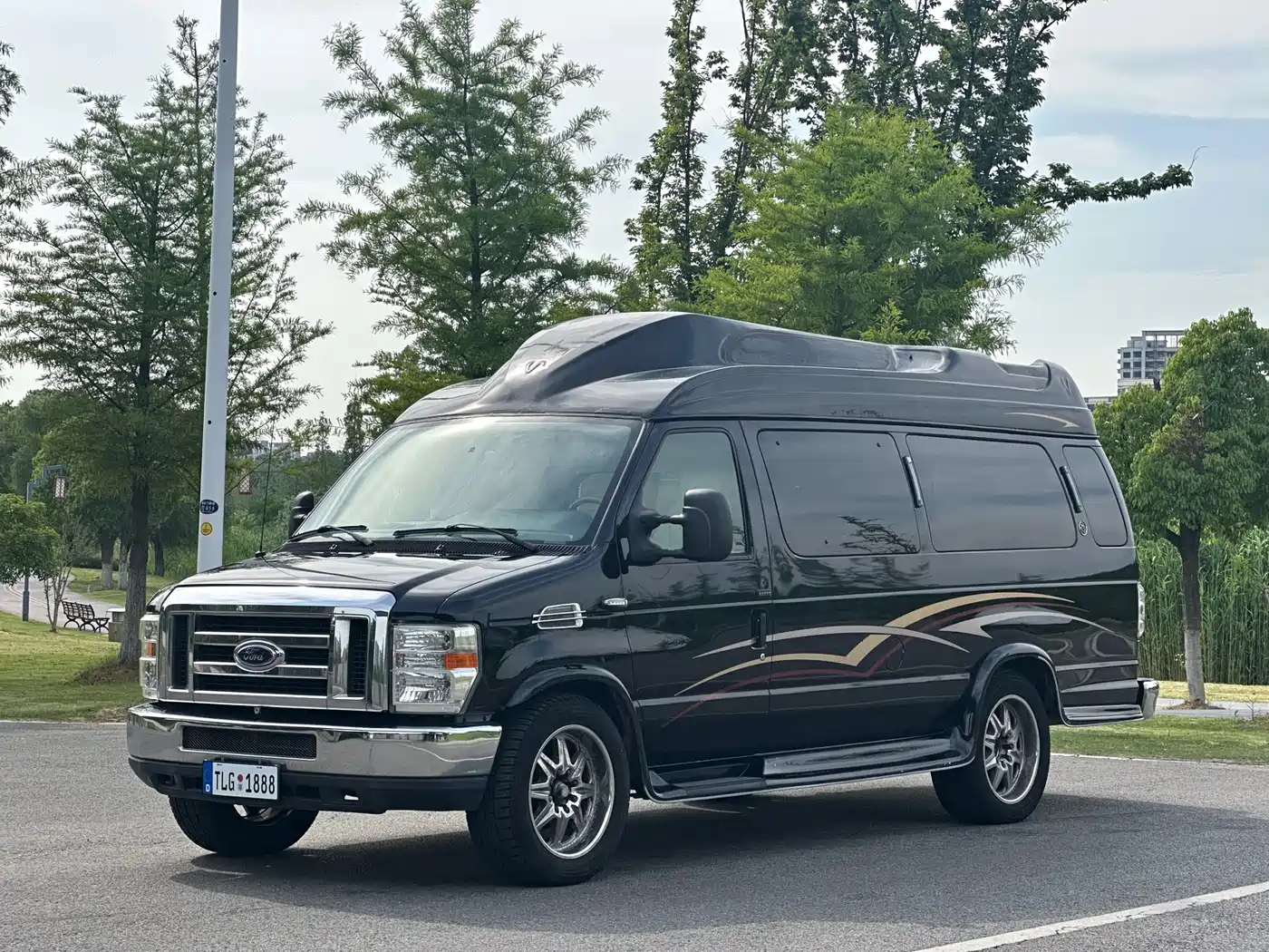 Ford E350 2010 2011 5.4L Standard Yacht Edition