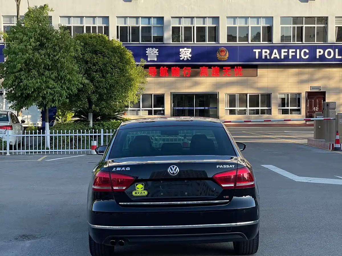 Volkswagen Passat 2014 1.8TSI DSG Executive Edition фото 9