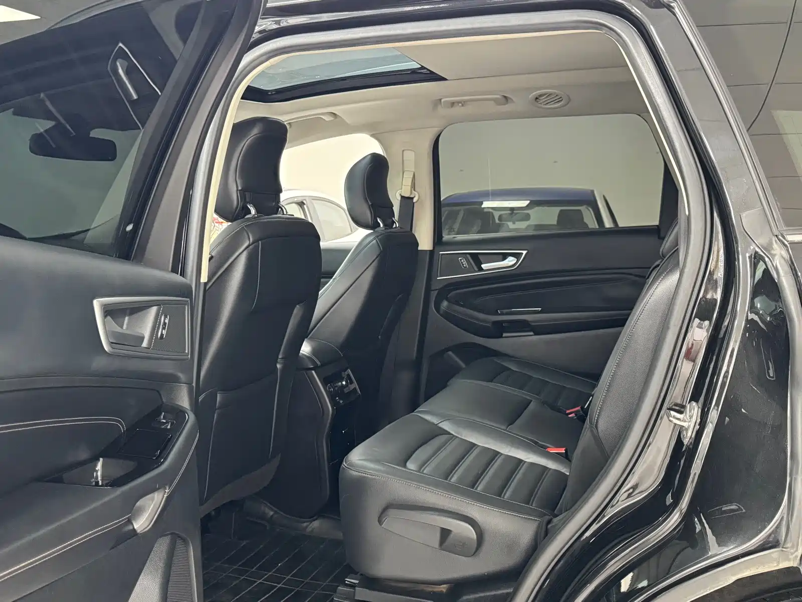 Photo 5 - Ford Edge