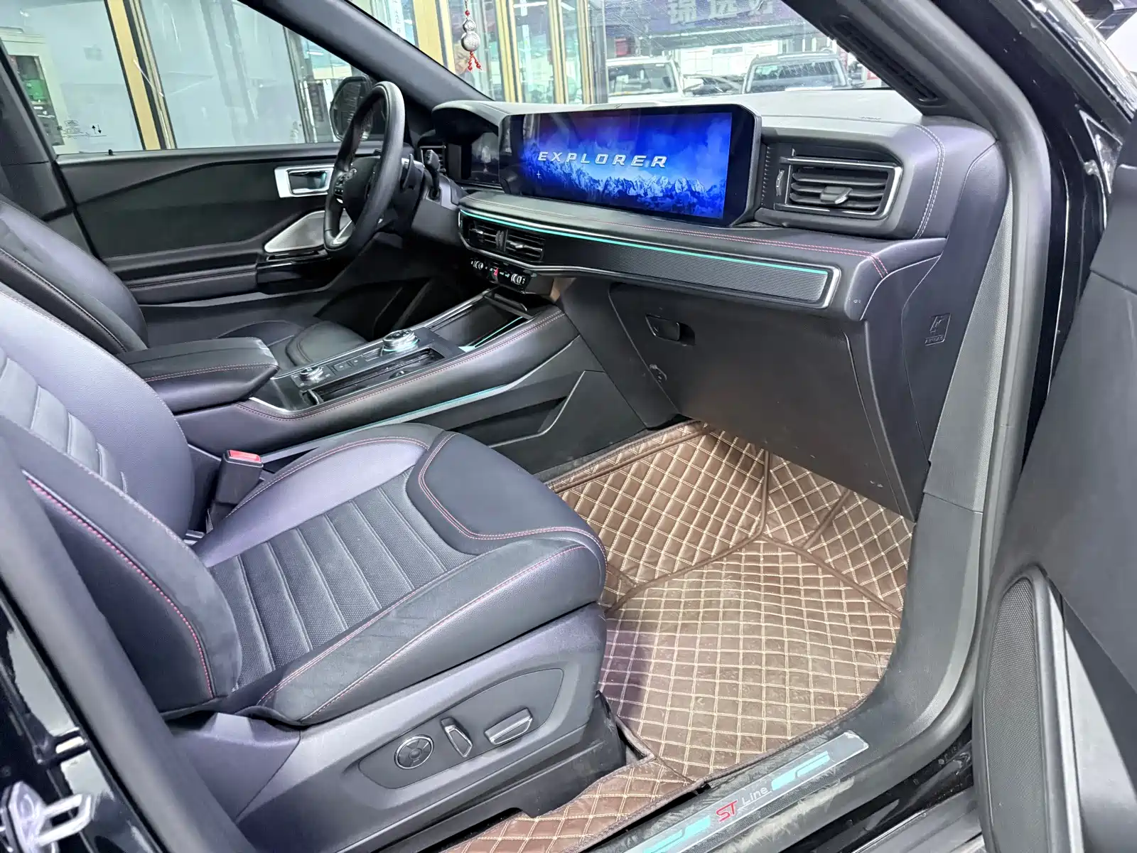 Фото 21 - Ford Explorer