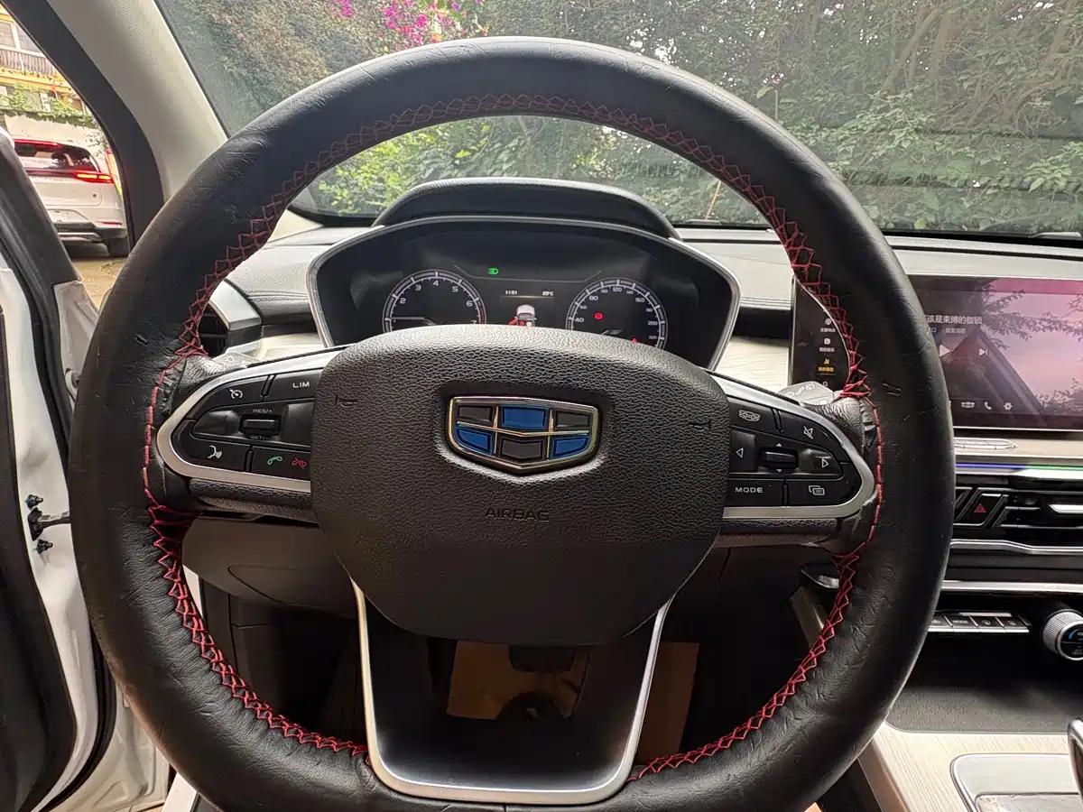 Фото 3 - Geely Coolray