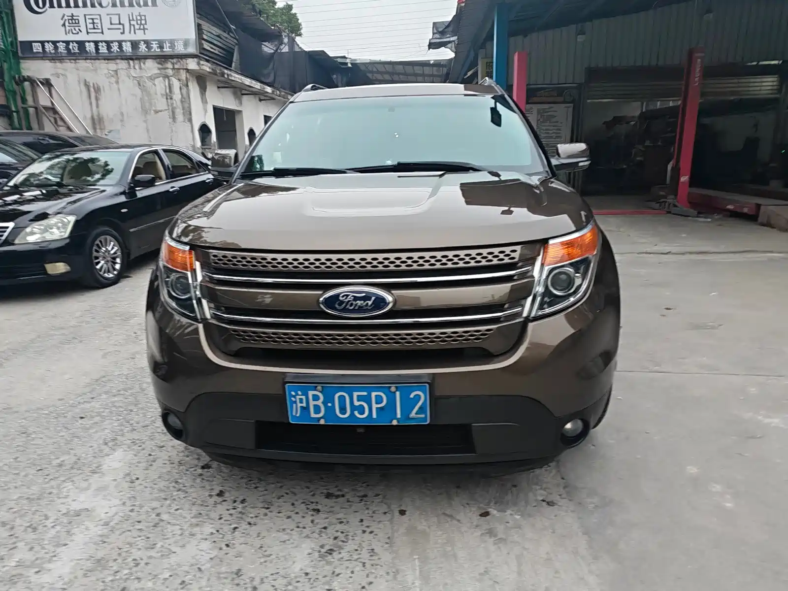 Photo 2 - Ford Explorer (Import)