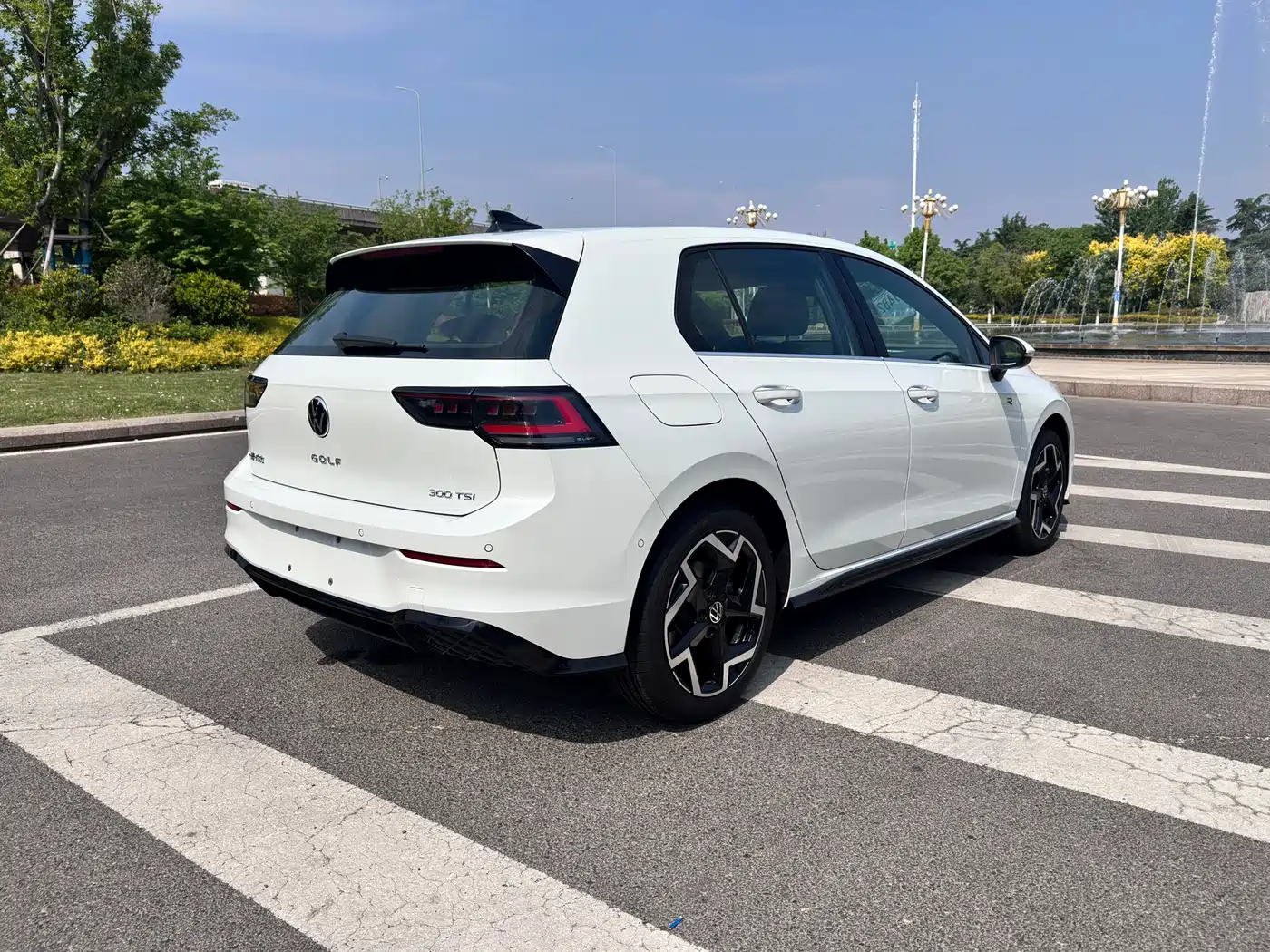 Volkswagen Golf 2025 300TSI R-Line фото 16
