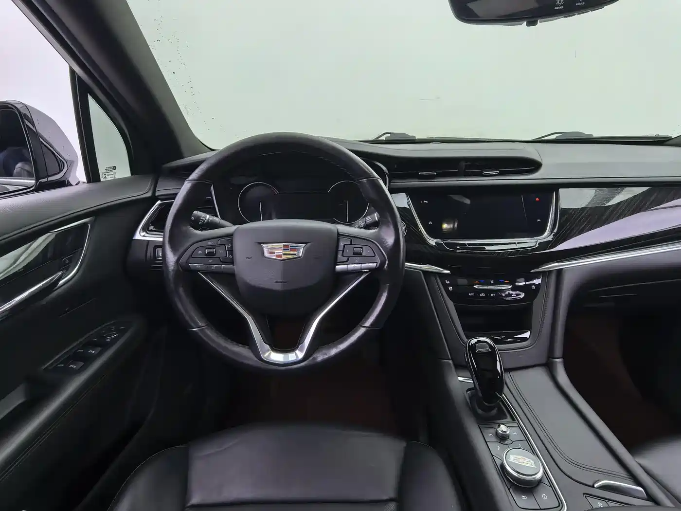 Photo 11 - Cadillac XT6