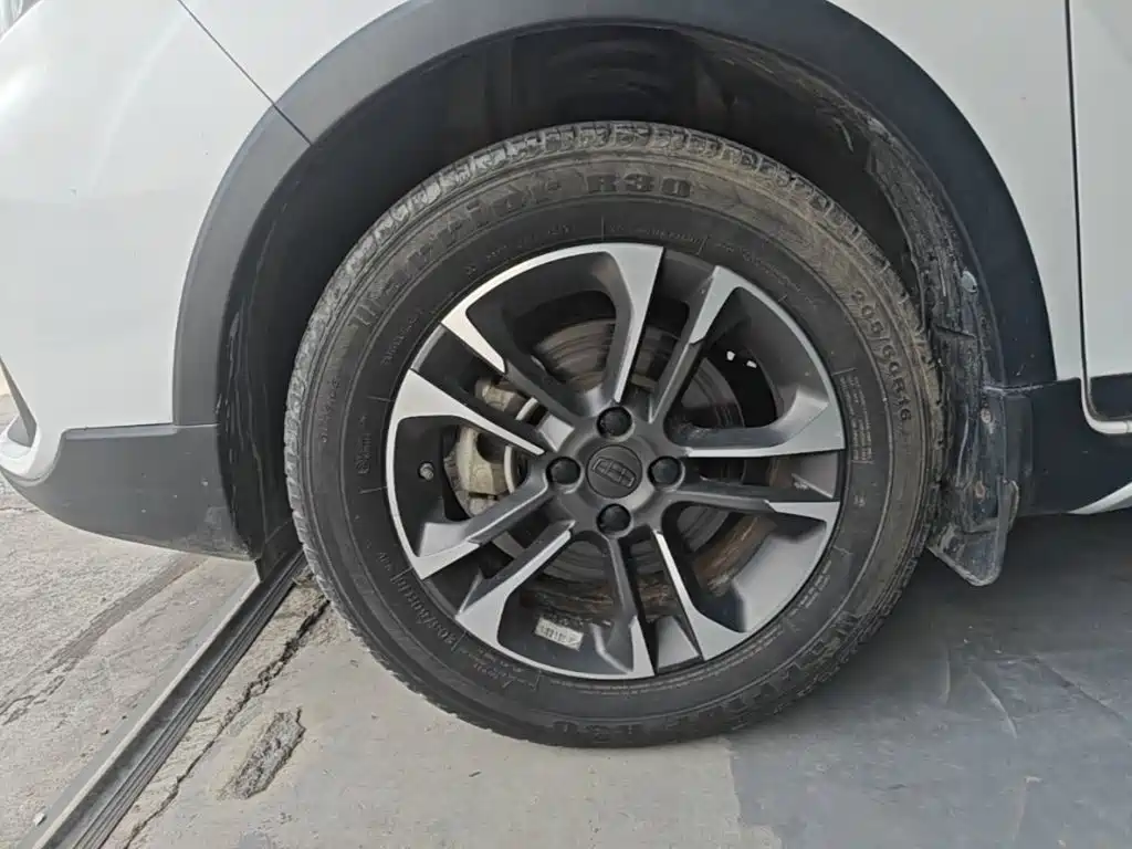 Фото 23 - Geely Vision X3