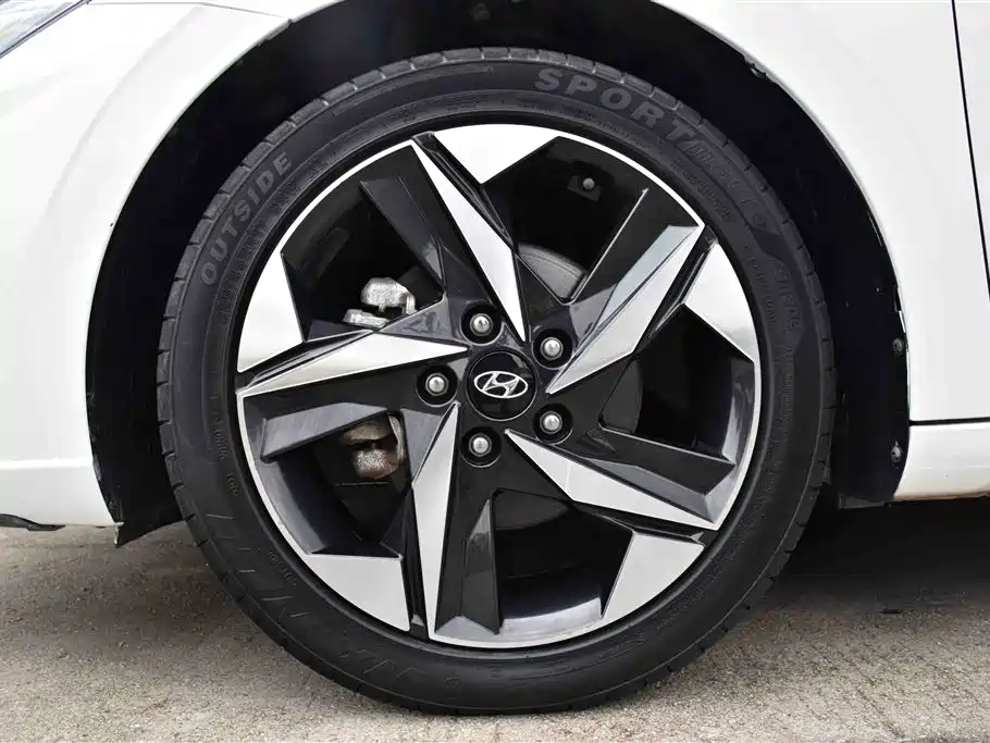 Hyundai Elantra 2021 1.5L CVT LUX Premium Edition фото 19
