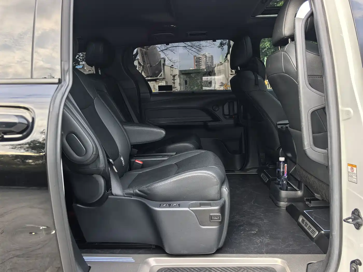 Toyota Sienna 2024 2.5L Hybrid Premium Edition фото 11
