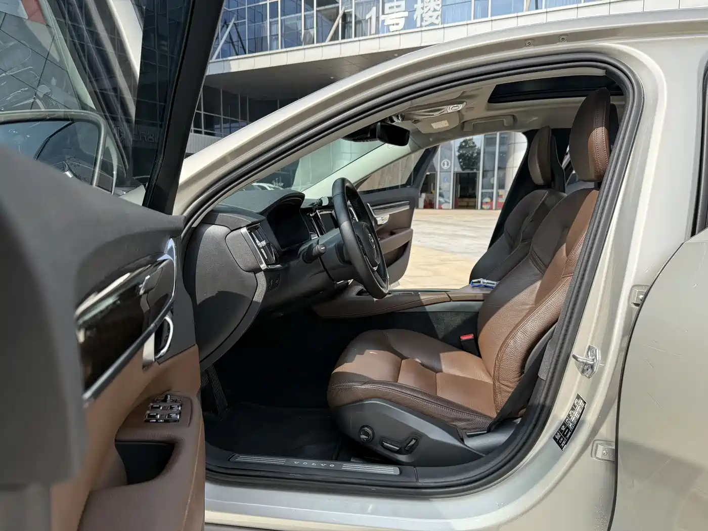 Фото 4 - Volvo S90
