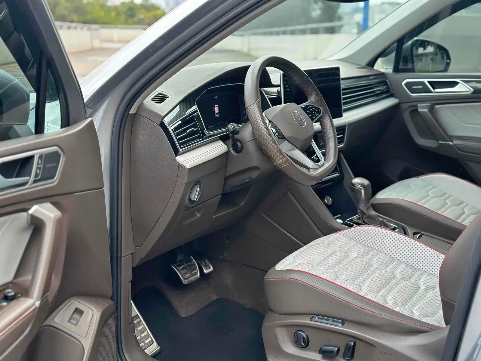 Photo 4 - Volkswagen Tiguan L