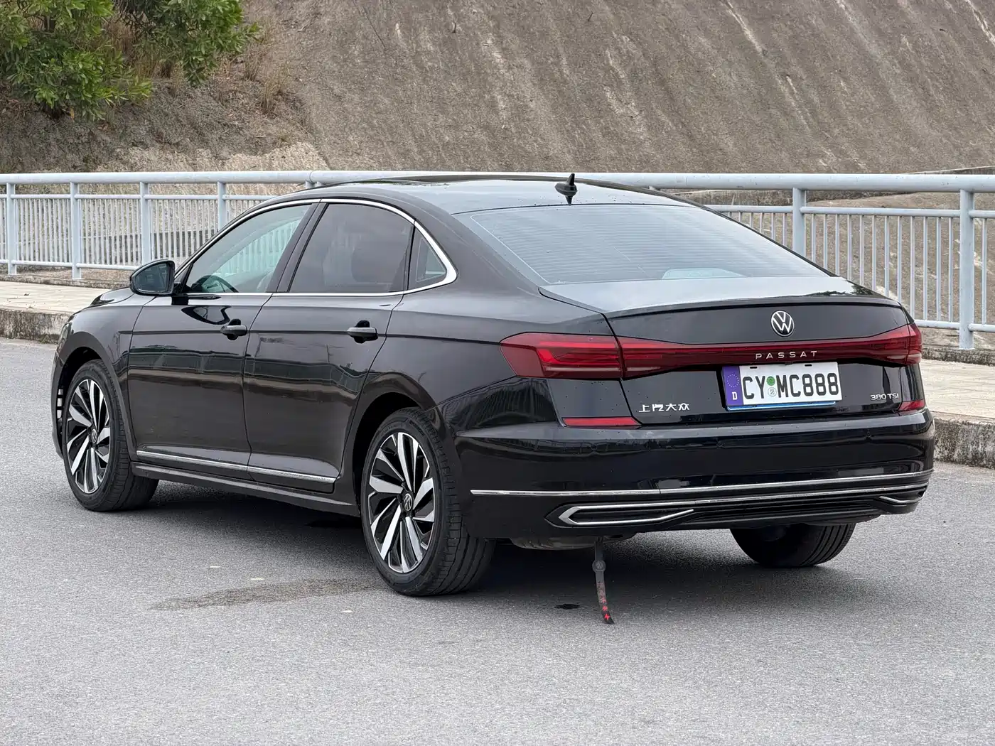 Volkswagen Passat 2024 380TSI Luxury фото 9