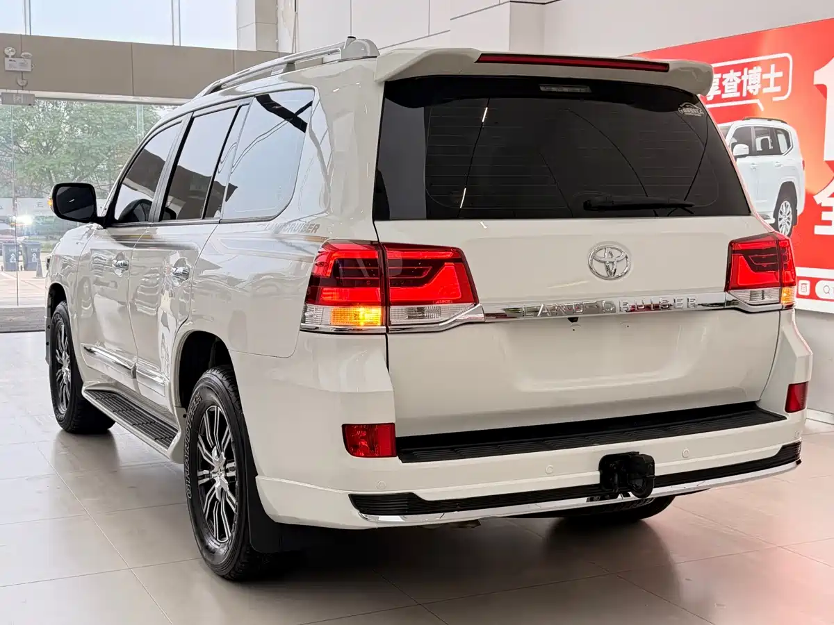 Toyota Land Cruiser (Import) 2015 4.0L V6 Middle East Low Configuration Edition фото 12