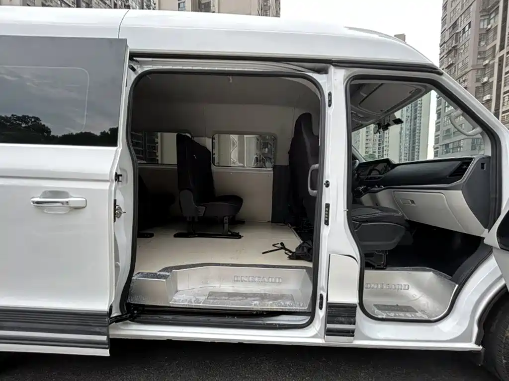 Sinotruk Xianfeng V 2024 2024 Multi-function Version 2.0T Automatic Medium Wheelbase Medium Roof