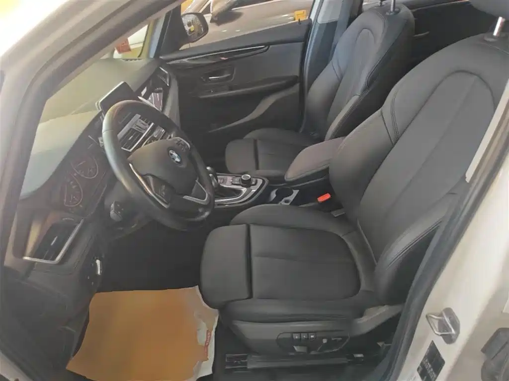 BMW 2 Series Touring 2016 218i Sport Design Package фото 11