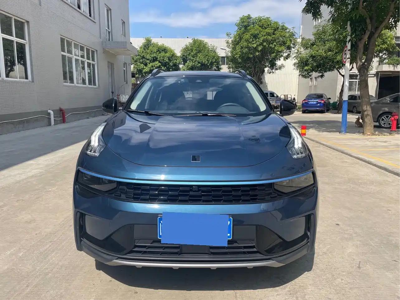 Фото 2 - Lynk & Co 01