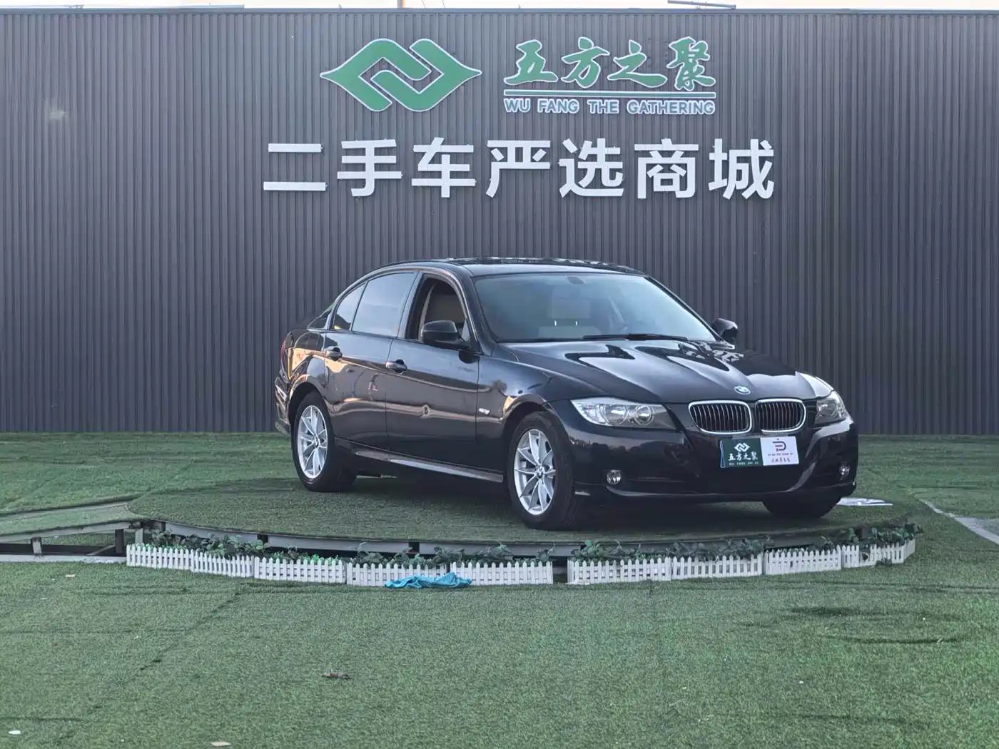 BMW 3 Series 2011 318i Leading фото 3