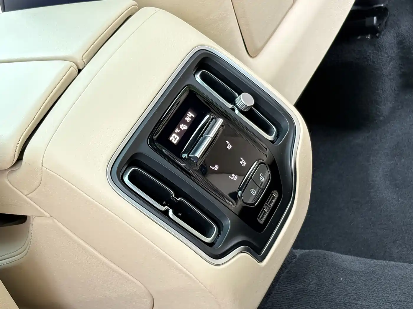 Aston Martin DBX 2021 2021 4.0T V8 Silk Road Splendor