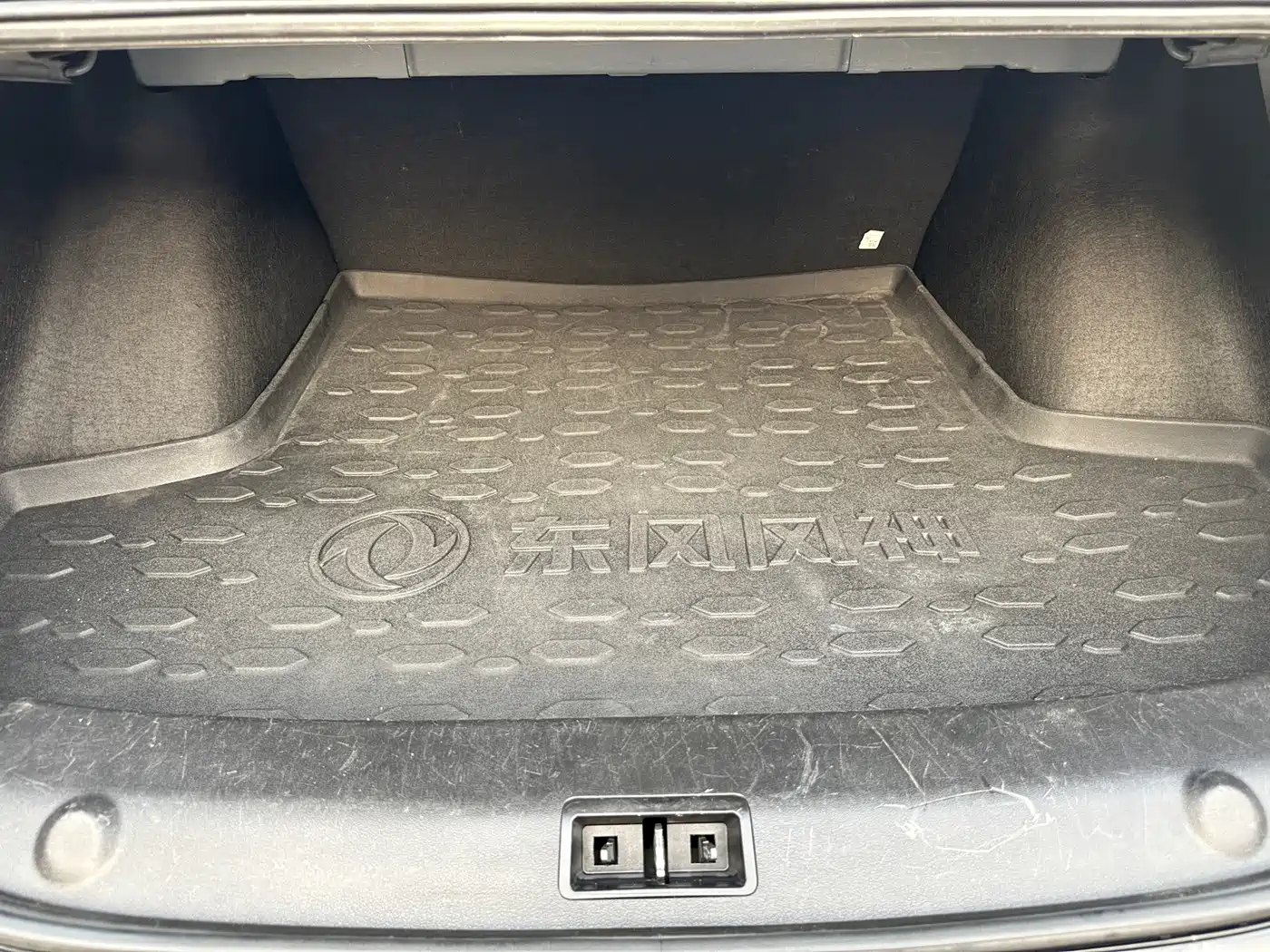 DONGFENG YI HYUN MAX