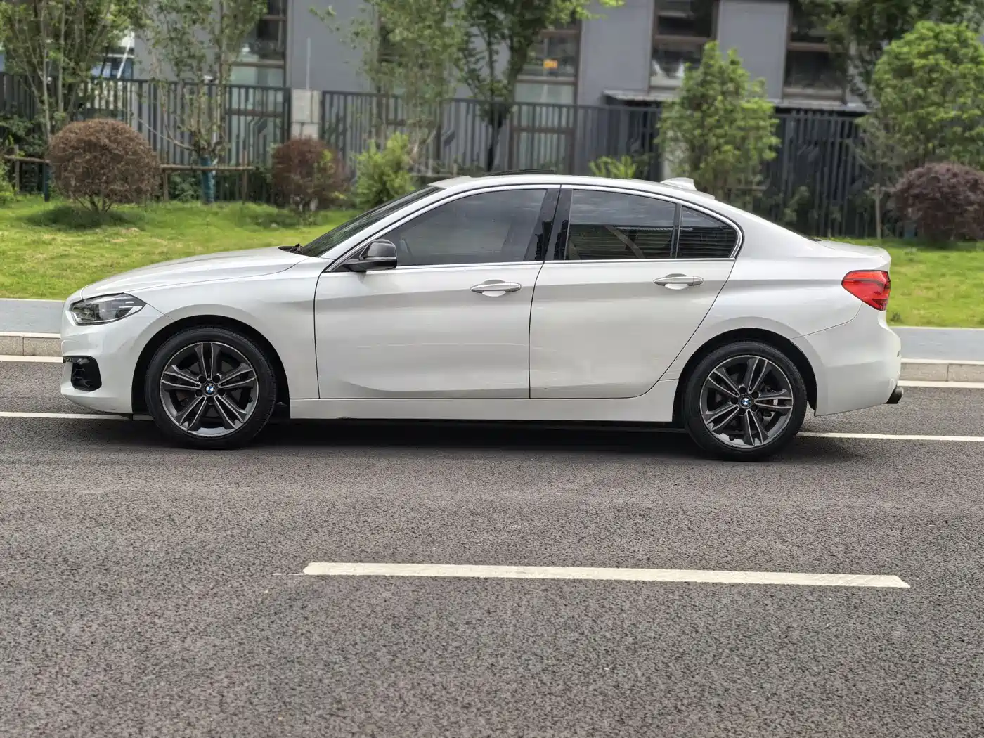 BMW 1 Series 2018 118i Sport Edition фото 4