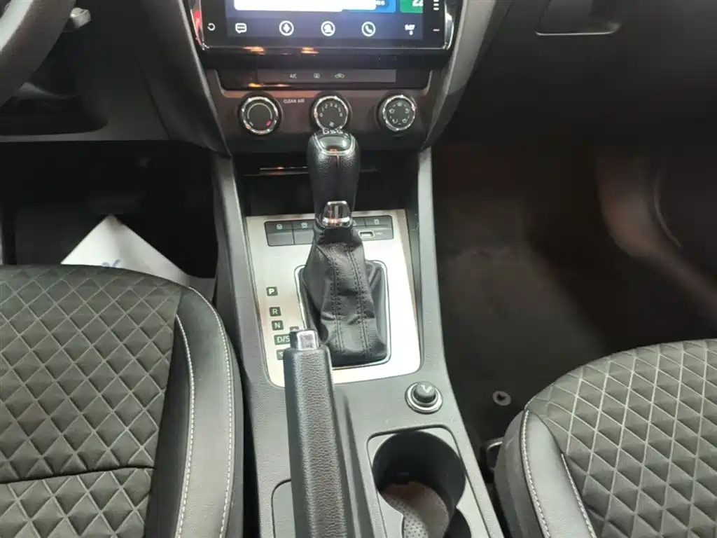 Škoda Octavia 2019 TSI280 DSG Smart Drive Luxury Edition China VI фото 14