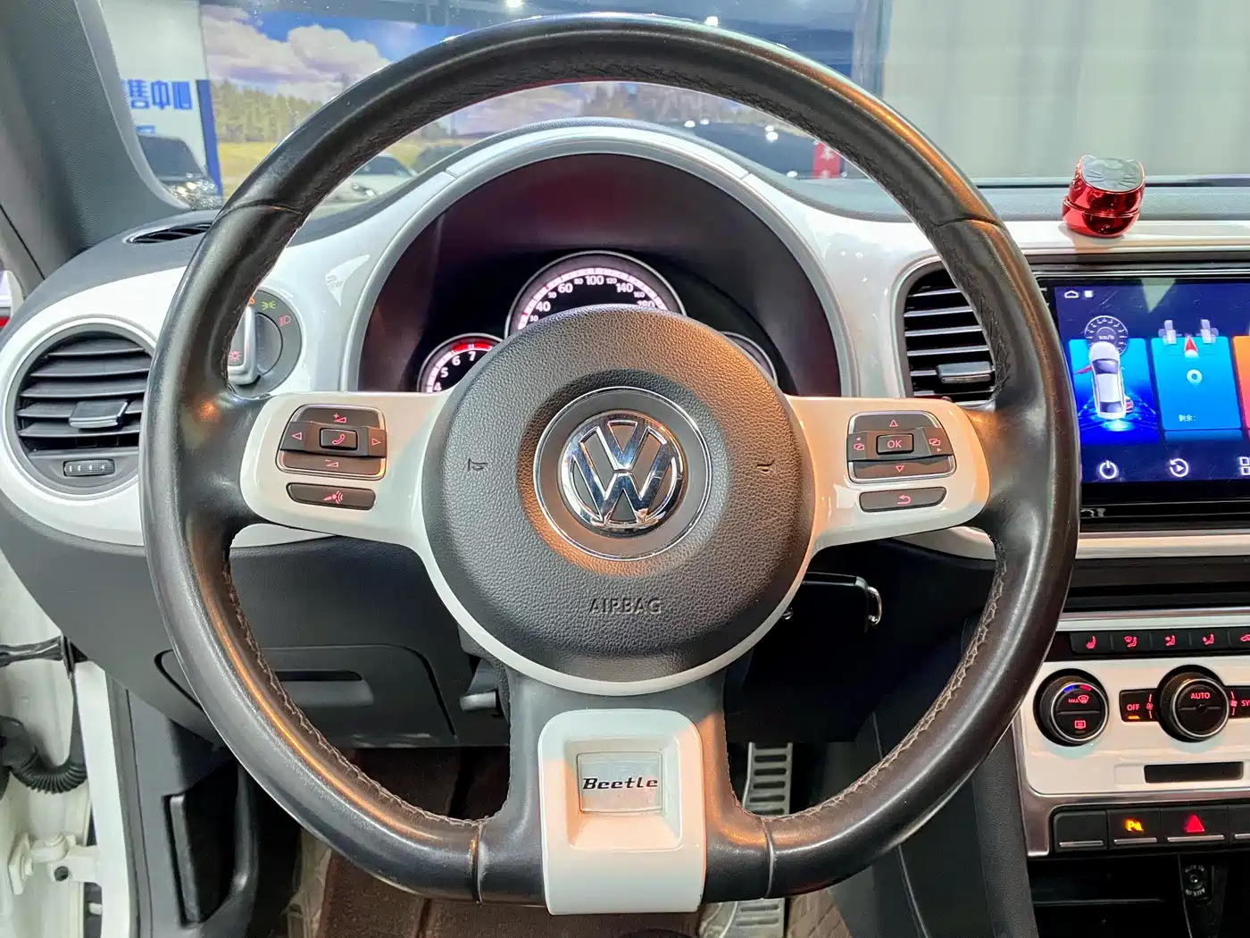 Volkswagen Beetle 2013 1.4TSI Fender Rock Edition фото 9