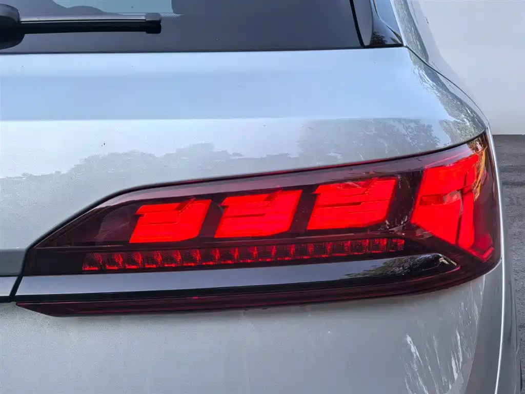 Audi SQ7 2024 4.0 TFSI фото 20