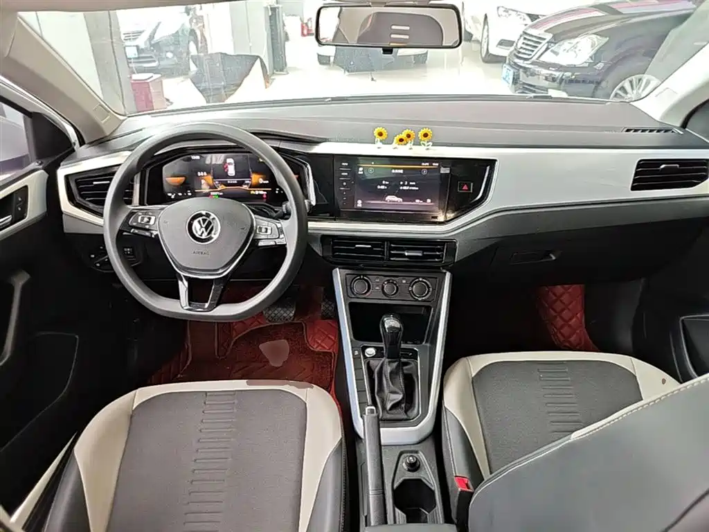 VOLKSWAGEN POLO