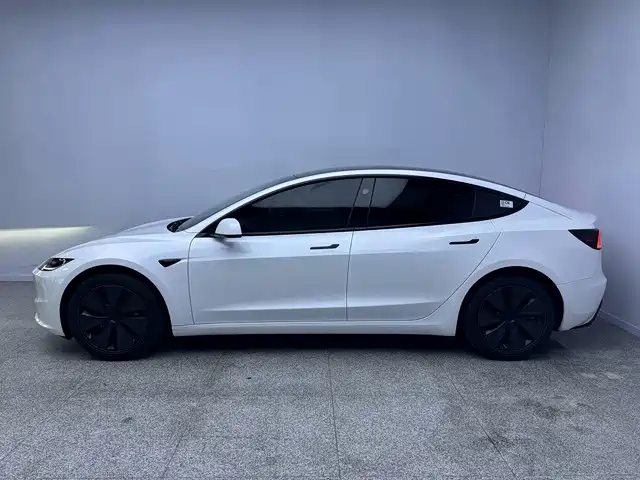 Фото 10 - Tesla Model 3