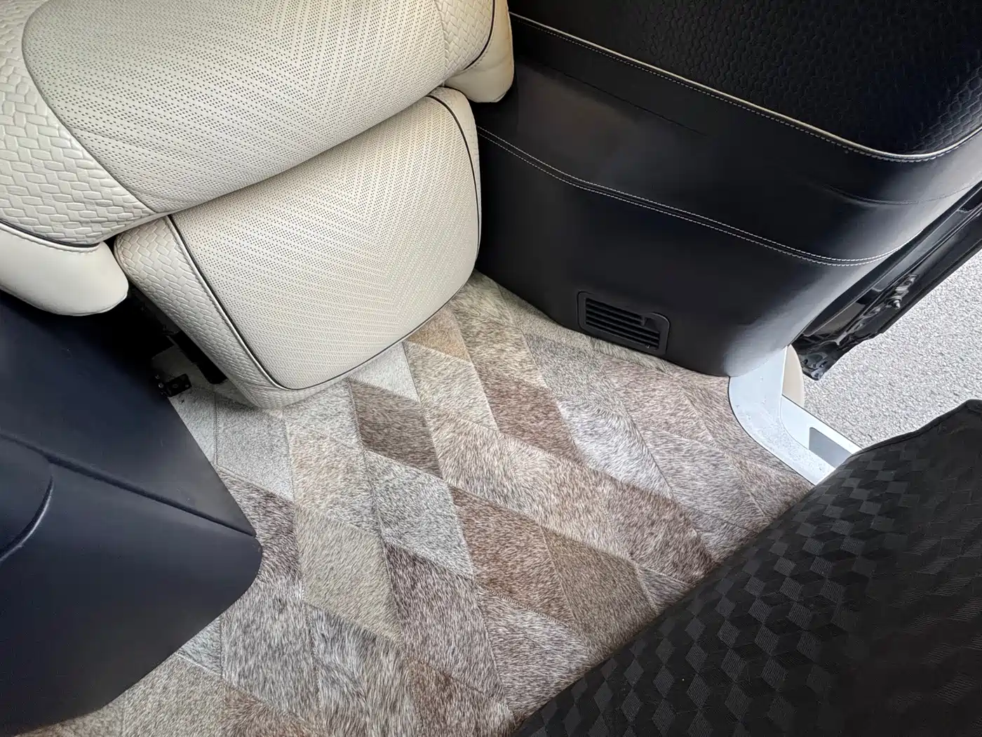 Mercedes-Benz V-Class 2020 Model V 260 L Long Wheelbase Luxury фото 21