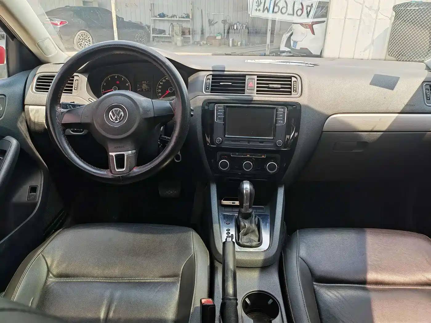 Volkswagen Sagitar 2014 1.6L Automatic Comfort фото 6