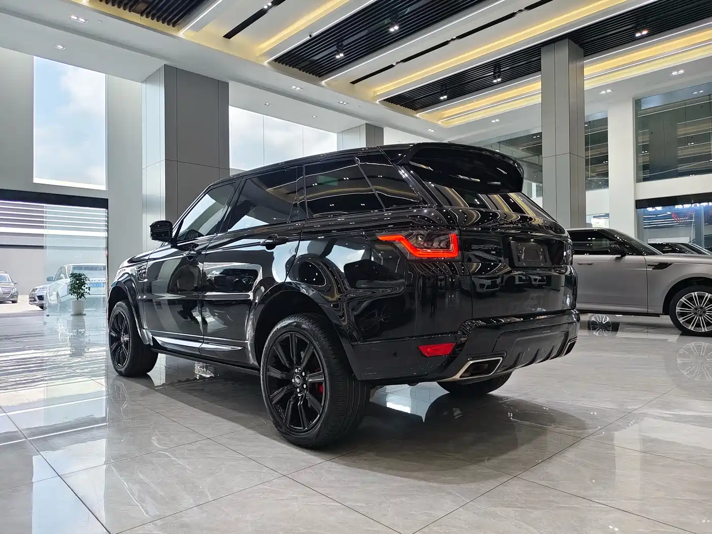Land Rover Range Rover Sport 2021 3.0 L6 Gloss Black Edition фото 18