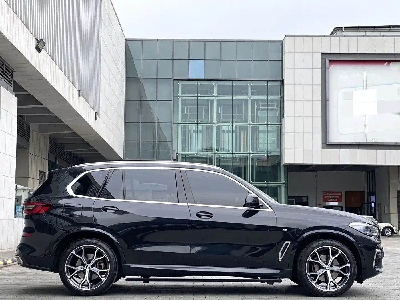 BMW X5 2022 Model xDrive 40Li M Sport Package фото 3