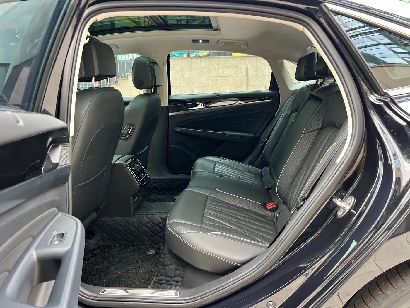Volkswagen Passat 2023 330TSI Starlight Luxury Edition фото 10