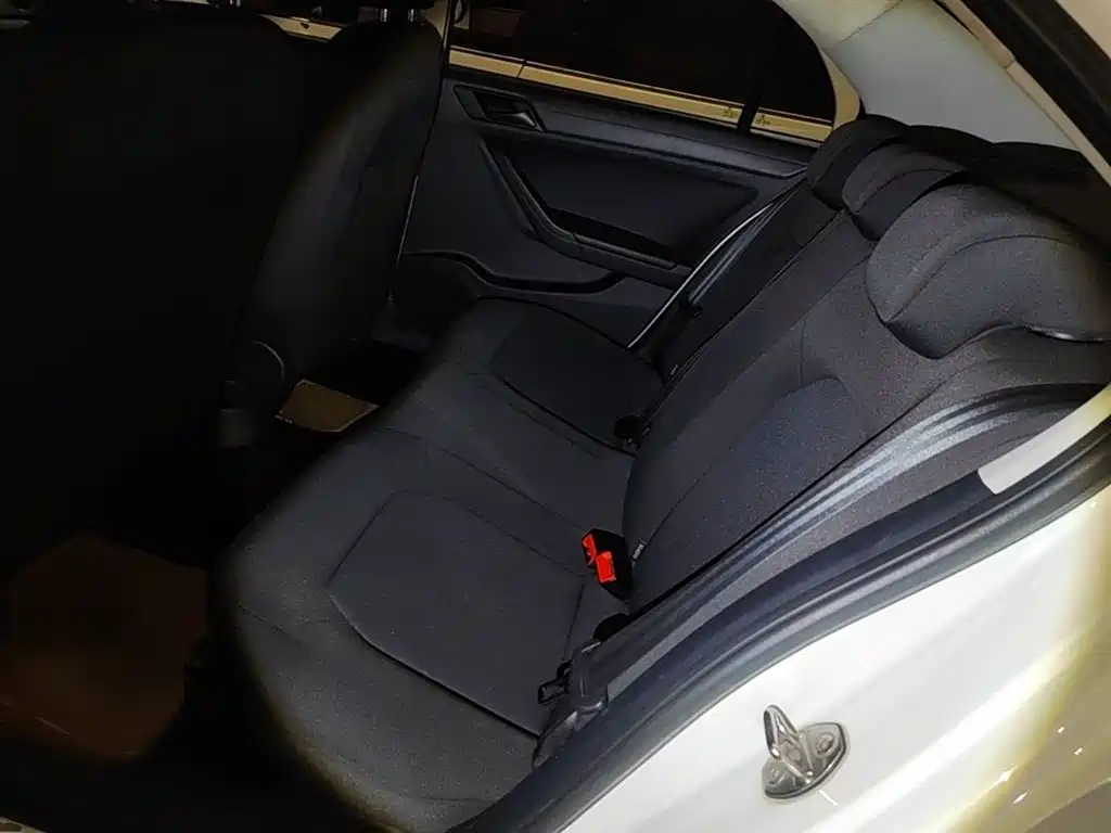 Volkswagen Jetta 2015 1.6L Manual Trend фото 17