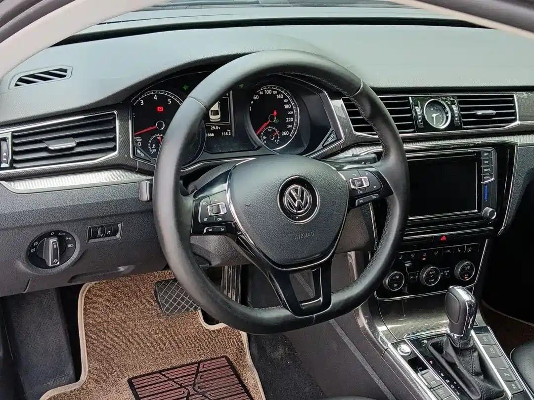 Volkswagen Passat 2017 330TSI DSG Luxury фото 10