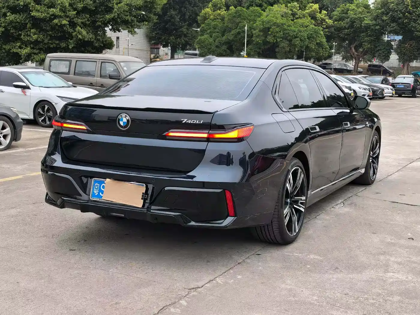 BMW 7 Series 2023 Model 740Li Leading Luxury Package фото 6