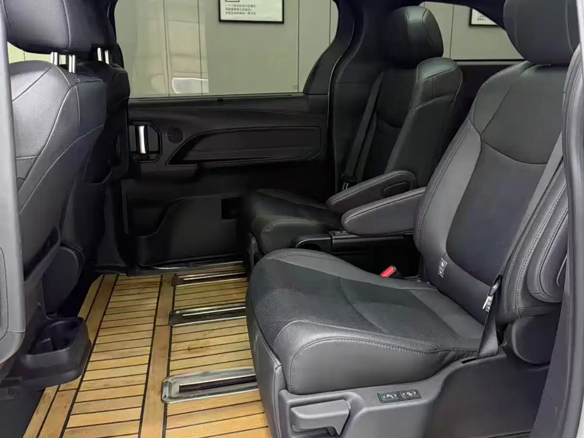 Toyota Sienna 2021 2.5L Hybrid Ultimate Edition фото 7