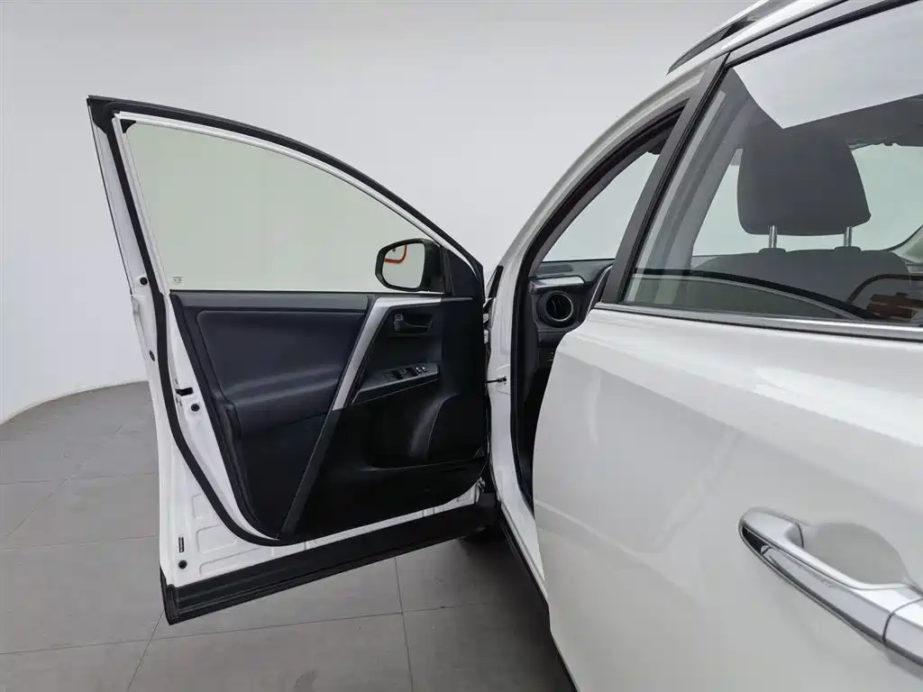 Toyota RAV4 Rongfang 2019 2.0L CVT 2WD Trend X Limited Edition China V фото 8